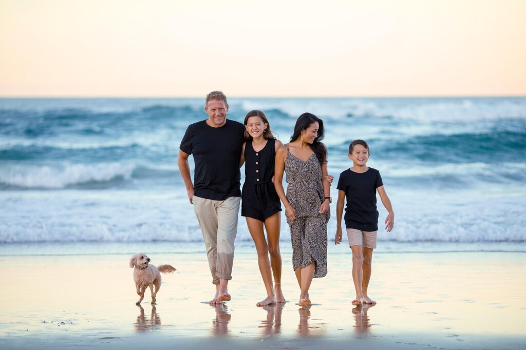 "El arte de ser artífice: El modo de pensar y sentir, crean tu realidad, y es el legado que dejas a la vida. family, nature, beach, people, ocean
