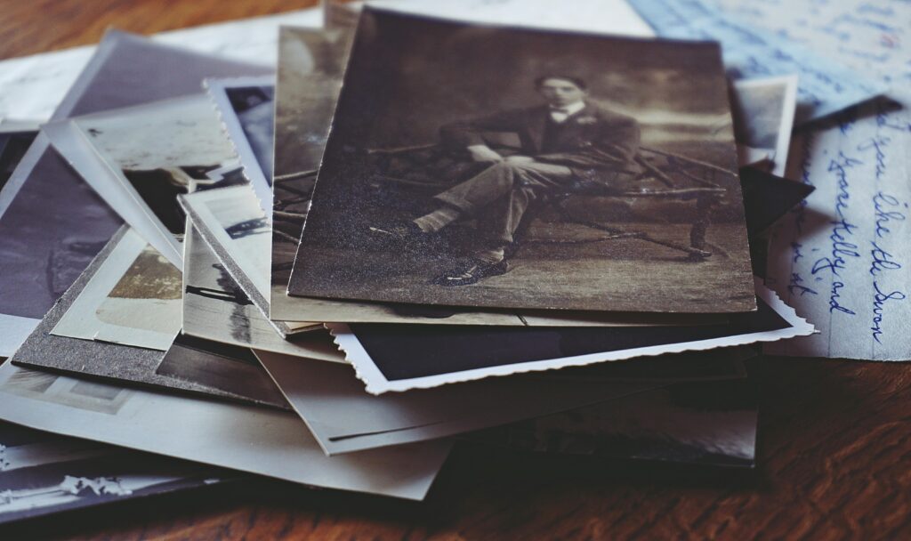 Sanando los Vínculos Invisibles A nostalgic collection of vintage photos and handwritten letters, depicting memories and stories from the past.