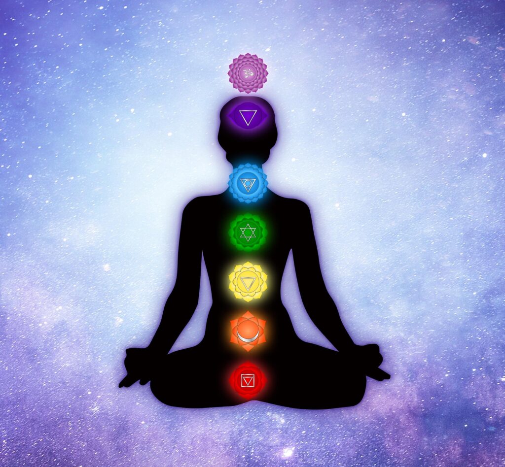Los chakras y el Reiki: introducción a los 7 centros de energía sue2014 yoga 6867679 1920